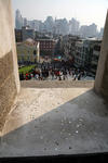Foto, Bild: Blick durch das Fenster der Fassade mit den Opfermnzen auf Macau