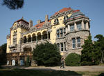 Das Haus der deutsches Gouverneurs mit gelben W�nden und gro�en Granitbl�cken