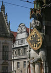 Foto, Bild: Roland vor historischen Gebuden am Marktplatz mit Schtting