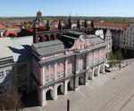 Foto, Bild: Das Rathaus mit seinen sieben gotischen Trmen und dem barocken rosa Vorbau von 1719