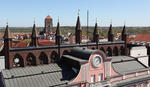 Foto, Bild: Das Rathaus mit seinen sieben gotischen Trmen und hinten die Nikolaikirche