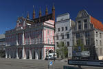 Foto, Bild: Das Rathaus mit seinen sieben gotischen Trmen und dem barocken rosa Vorbau von 1719