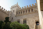 Turm und Zinnen der Warenb�rse La Lonja von 1498 vom Innenhof