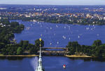 Foto, Bild: Lombardsbrcken und Segelboote auf Hamburgs Alster