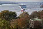 Foto, Bild: Containerschiff COSCO DEVELOPMENT und Tanker GINGA PANTHER auf der Elbe bei Blankenese