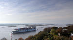 Foto, Bild: Containerschiff COSCO DEVELOPMENT vor den Elbinseln Nesand und Hanskalbsand bei Blankenese