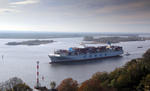 Foto, Bild: Containerschiff COSCO DEVELOPMENT vor der Elbinsel Nesand bei Blankenese