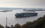 Foto, Bild: Containerschiff CSCL SATURN vor der Elbinsel Nesand bei Blankenese