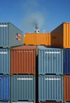 Foto, Bild: Containerstapel mit Brcke