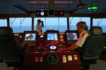 Foto, Bild: Kapitn auf der Schiffsbrcke und erster Offizier mit Fernglas bei Tageslicht