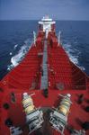 Foto, Bild: Vorschiff mit Schiffsbrcke des Tankers (Chemikalientanker, Produkttanker) und Festmacherwinschen vom Bug aus