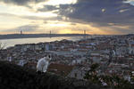 Foto, Bild: Lissabon, Altstadt und Brcke des 25. April (Ponte 25. de Abril) abends