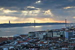 Foto, Bild: Lissabon, Altstadt und Brcke des 25. April (Ponte 25. de Abril) abends