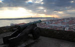 Foto, Bild: Lissabon, Kanone auf dem Castelo de Sao Jorge und Brcke des 25. April (Ponte 25. de Abril)