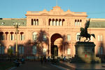 Foto, Bild: Casa Rosada mit Wachposten und Reiterdenkmal in Buenos Aires