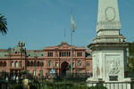 Foto, Bild: Plaza de Mayo mit Casa Rosada und Obelisk mit der Aufschrift Gracias Madres in Buenos Aires