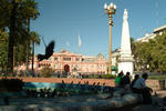 Foto, Bild: Plaza de Mayo mit Casa Rosada und Obelisk und Brunnen in Buenos Aires