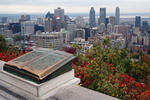 Foto, Bild: Jacques Cartier Gedenkschrift auf dem Mont Royal über der City von Montreal