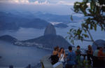 Foto, Bild: Blick vom Corcovado aus auf den Zuckerhut von Rio und die Guanabara Bucht