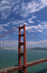 Foto, Bild: Pylon der Golden Gate Bridge mit Zirruswolken und der City von San Francisco