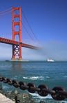 Foto, Bild: Pylon der Golden Gate Bridge mit Nebel und Kette