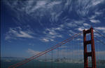 Foto, Bild: Pylon der Golden Gate Bridge mit Zirruswolken und der City von San Francisco