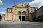 Foto, Bild: La Catedral Santa Maria La Menor, Baubeginn 1523, lteste Kathedrale Amerikas, Frau mit Brautkleid