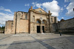 Foto, Bild: La Catedral Santa Maria La Menor, Baubeginn 1523, lteste Kathedrale Amerikas, Frau mit Brautkleid