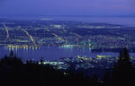 Foto, Bild: Blick vom Grouse Mountain auf Vancouver abends