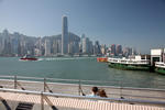 Foto, Bild: Blick von der Tsim-Sha-Tsui-Promenade in Kowloon auf Star-Ferry-Terminal und die Skyline von Hongkong