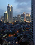 Foto, Bild: Blick vom Four Seasons Hotel auf die City mit Hütten und Hochhäusern