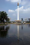 Foto, Bild: Das 137 m hohe Monas-Nationalmonument mit Aussichtsplattform und vergoldeter Flamme