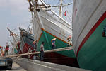 Im alten Hafen Sunda Kelapa in Jakarta wird eine Prau beladen.