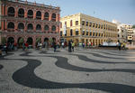 Foto, Bild: Pflasterung mit Wellenmuster auf dem Senado Square mit historischen Gebuden