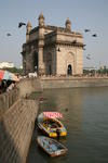 Foto, Bild: Krähen am Gateway of India und badende Jungen