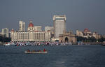 Foto, Bild: Ruderboot vor dem Triumphbogen Gateway of India und dem Hotel Taj Mahal Intercontinental