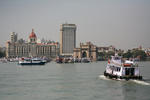 Foto, Bild: Fhre vor dem Triumphbogen Gateway of India und dem Hotel Taj Mahal Intercontinental