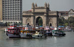 Foto, Bild: Schiffe vor dem Triumphbogen Gateway of India und dem Hotel Taj Mahal Intercontinental