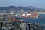 Foto, Bild: City von Pusan mit Containerterminal