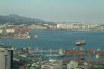 Foto, Bild: City von Pusan mit Containerterminal