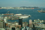 Foto, Bild: City von Pusan mit Containerterminal und Anleger für Fahrgastschiffe