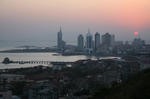Foto, Bild: Blick vom Xinhaoshan Hill auf Qingdao Bay mit der Zhanqiao Pier abends