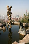 Foto, Bild: Blick vom Xinhaoshan Hill mit dem Drachenbrunnen auf Qingdao