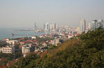 Foto, Bild: Blick vom Xinhaoshan Hill auf Qingdao Bay mit der Zhanqiao Pier