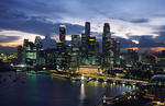 Foto, Bild: Finanzdistrikt von Singapur in der blauen Stunde