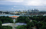 Foto, Bild: Vergngunspark Sentosa vor dem Hafen mit Containerterminals und dem Finanzdistrikt