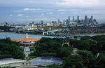 Foto, Bild: Vergngunspark Sentosa vor dem Hafen mit Containerterminals und dem Finanzdistrikt