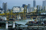 Foto, Bild: Einfahrt zum Vergngunspark Sentosa vor dem Hafen mit Containerterminals