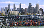 Hafen mit Containerterminals vor dem Finanzdistrikt von Singapur