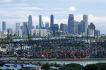 Foto, Bild: Hafen mit Containerterminals vor dem Finanzdistrikt von Singapur